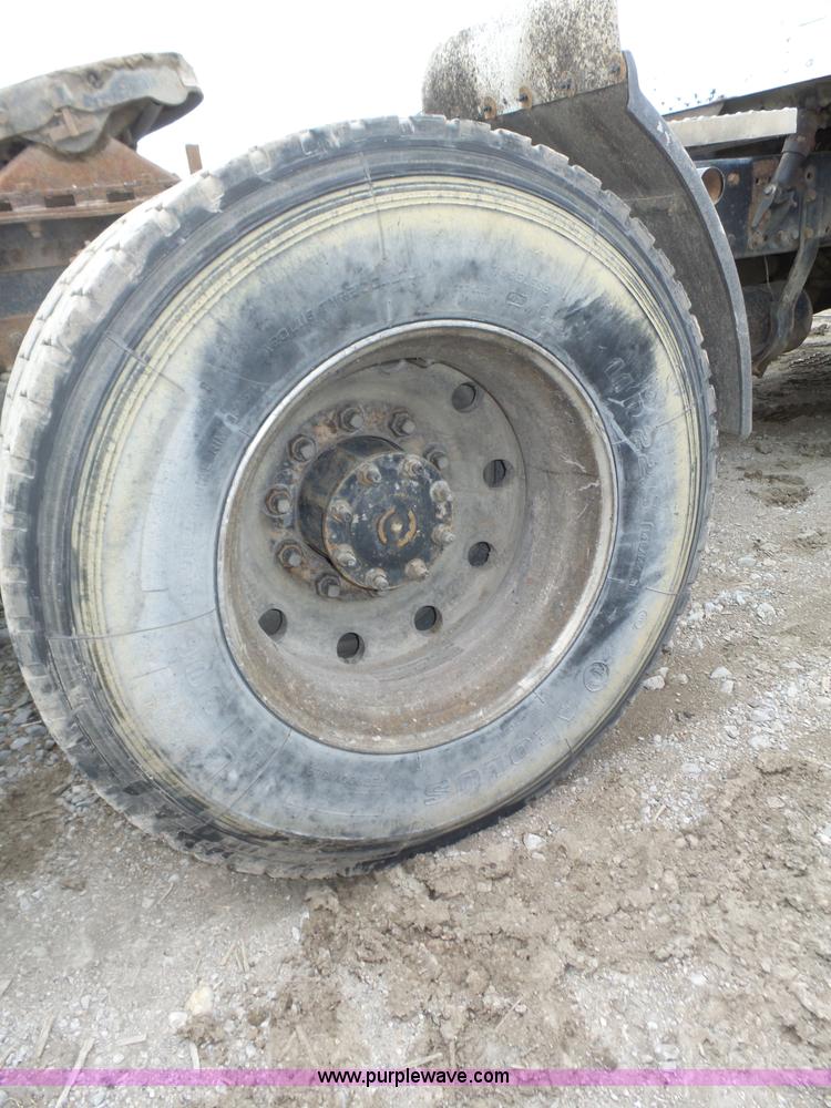 image for item J8850 1996 Freightliner FLD semi truck