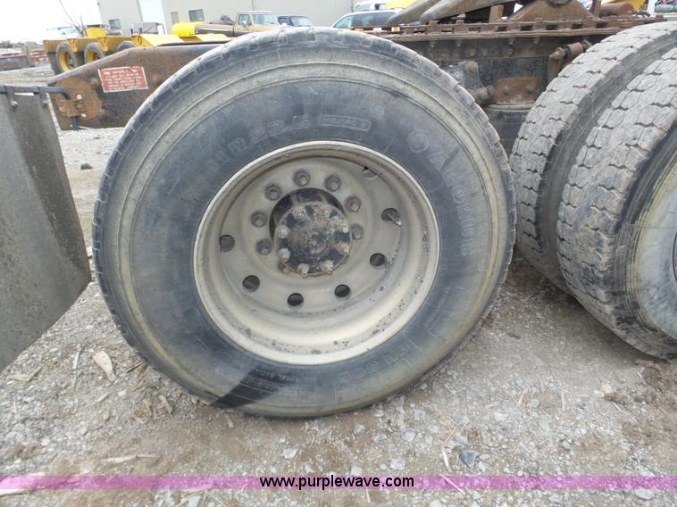 image for item J8850 1996 Freightliner FLD semi truck