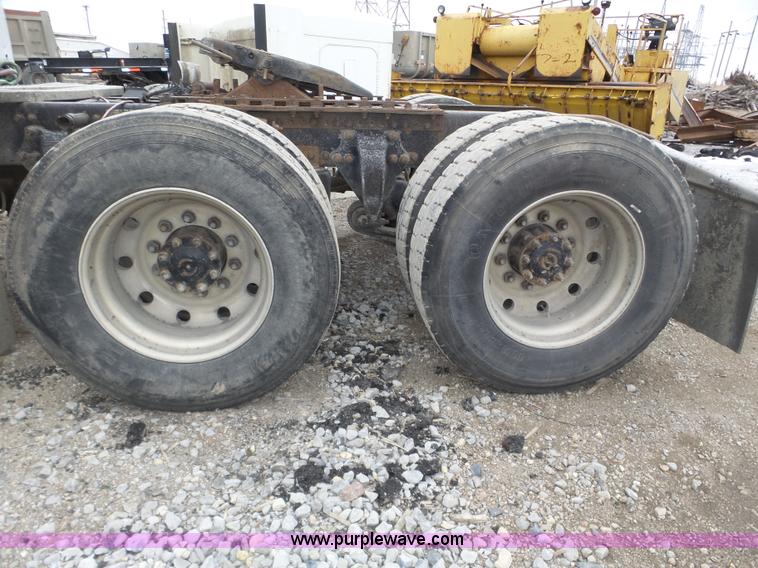 image for item J8850 1996 Freightliner FLD semi truck