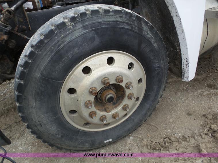 image for item J8850 1996 Freightliner FLD semi truck