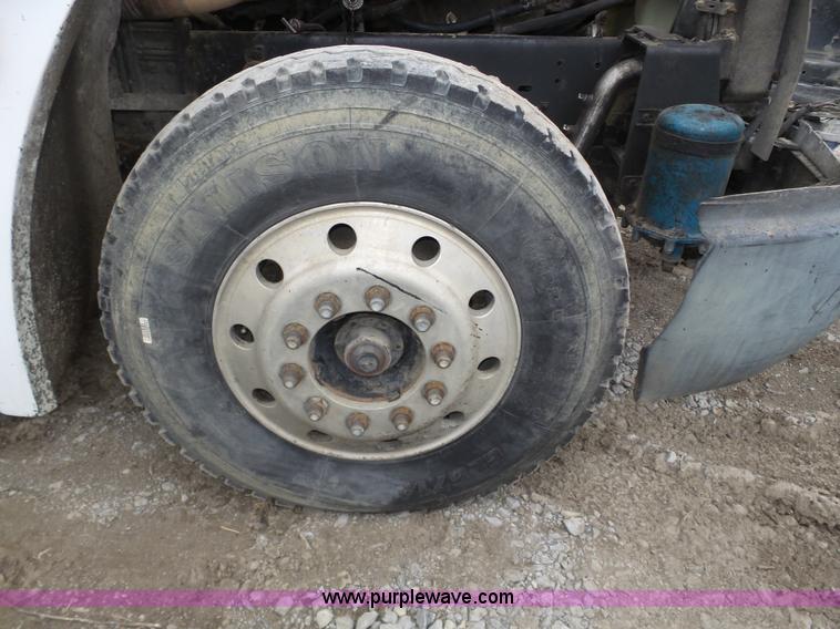 image for item J8850 1996 Freightliner FLD semi truck