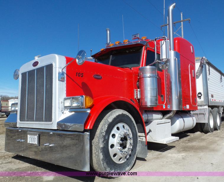 image for item J8881 2005 Peterbilt 379 semi truck