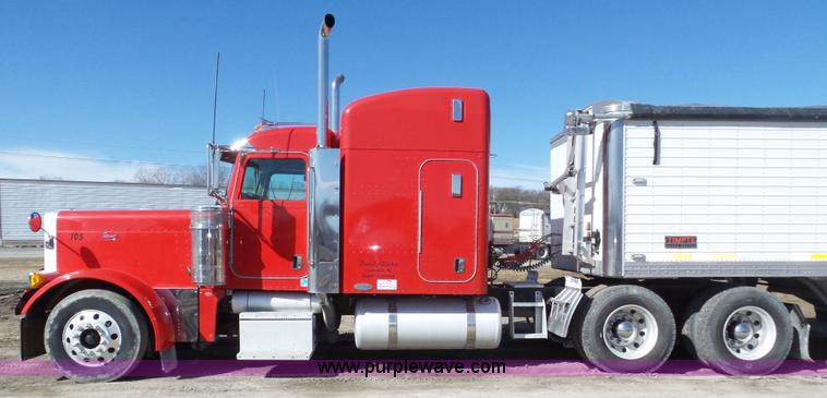 image for item J8881 2005 Peterbilt 379 semi truck