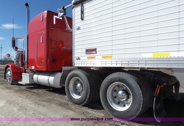 image for item J8881 2005 Peterbilt 379 semi truck