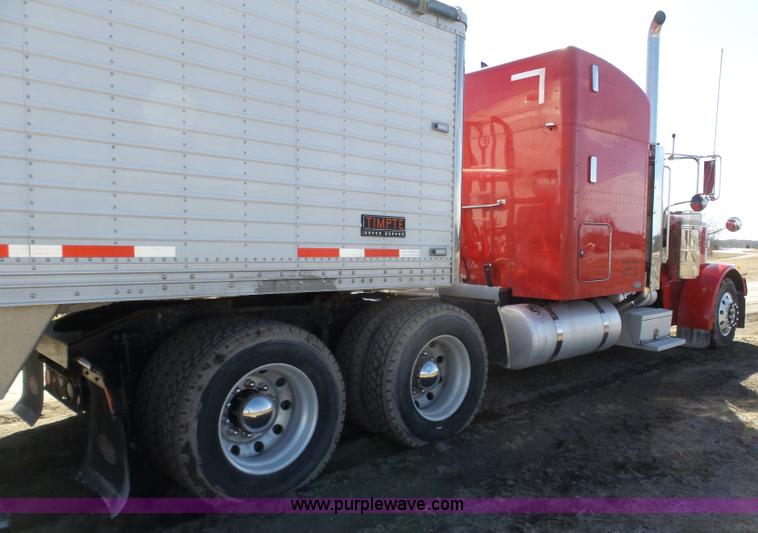 image for item J8881 2005 Peterbilt 379 semi truck