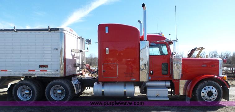 image for item J8881 2005 Peterbilt 379 semi truck