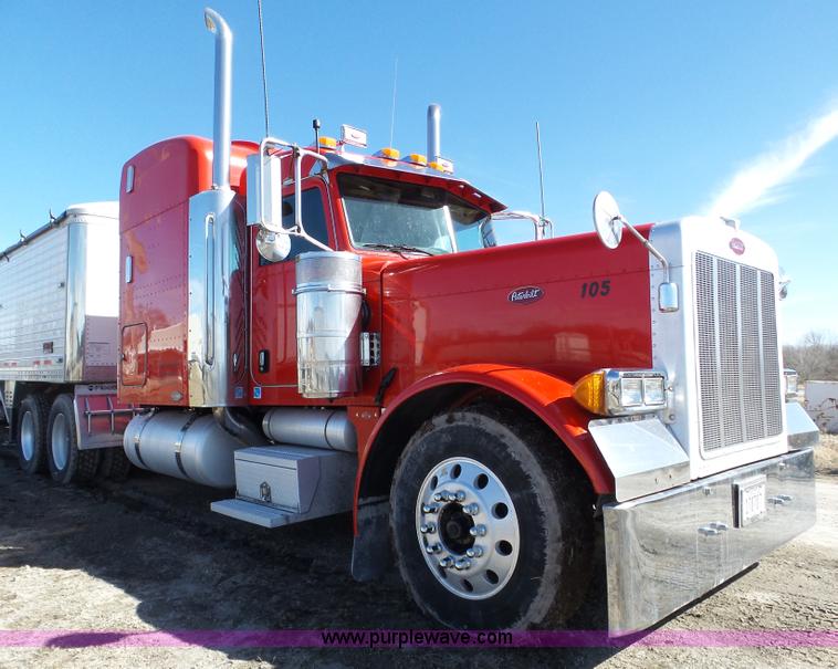 image for item J8881 2005 Peterbilt 379 semi truck