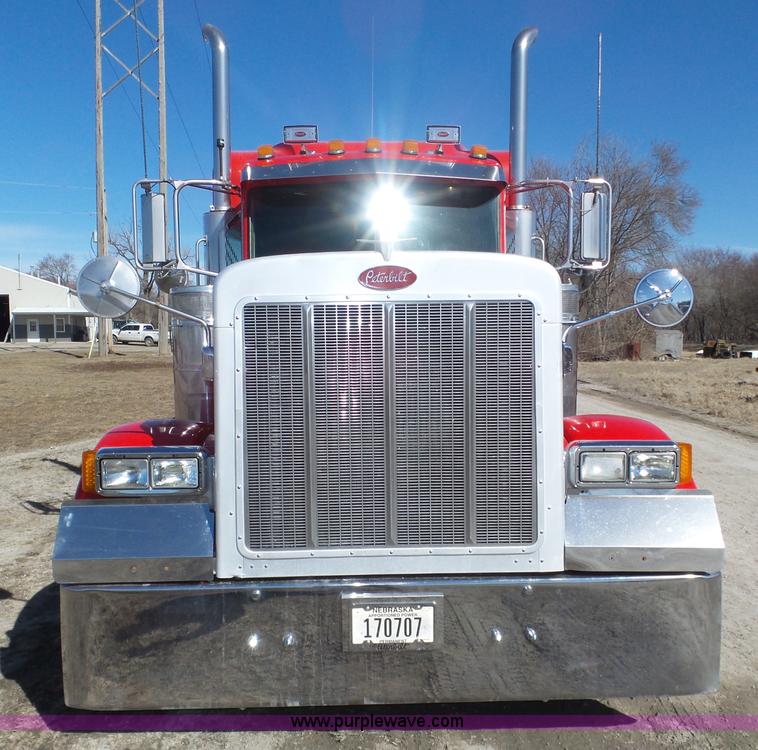 image for item J8881 2005 Peterbilt 379 semi truck