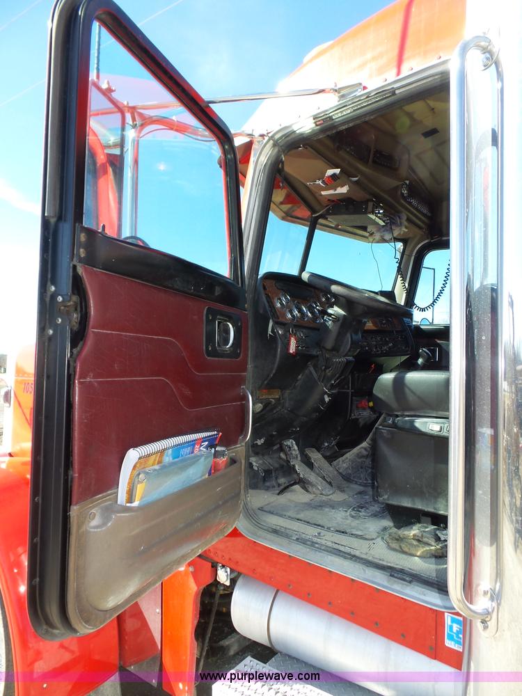 image for item J8881 2005 Peterbilt 379 semi truck