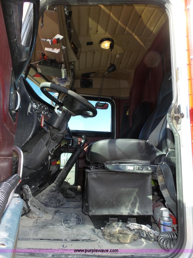 image for item J8881 2005 Peterbilt 379 semi truck