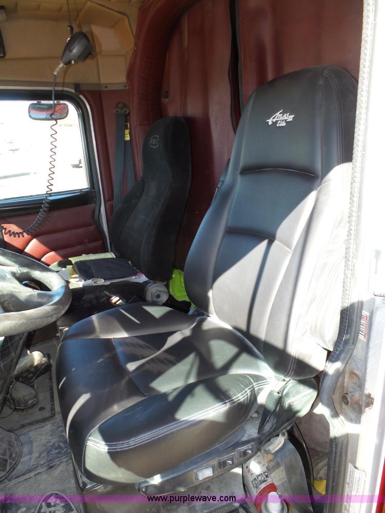 image for item J8881 2005 Peterbilt 379 semi truck