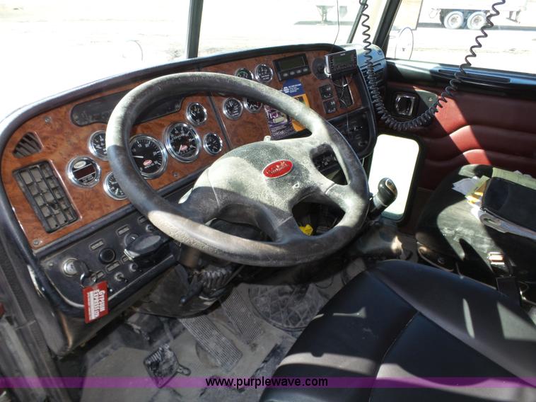 image for item J8881 2005 Peterbilt 379 semi truck