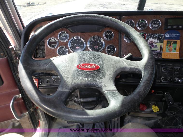 image for item J8881 2005 Peterbilt 379 semi truck
