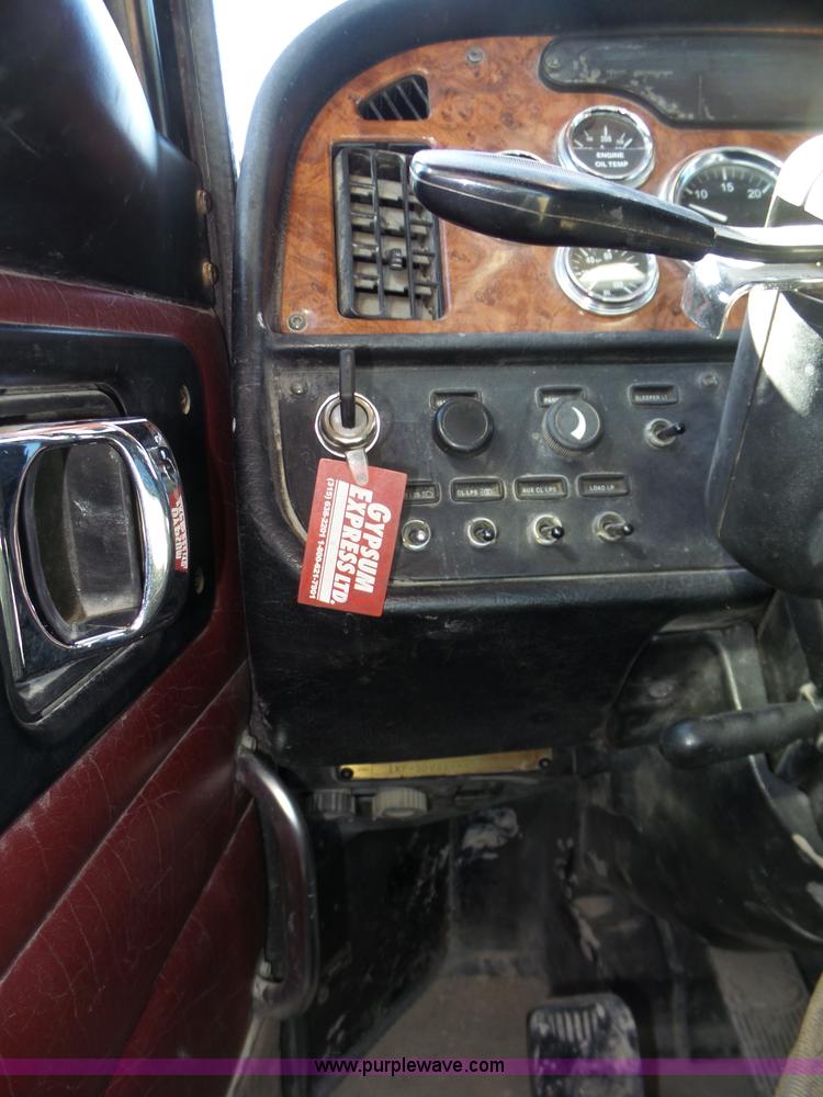 image for item J8881 2005 Peterbilt 379 semi truck