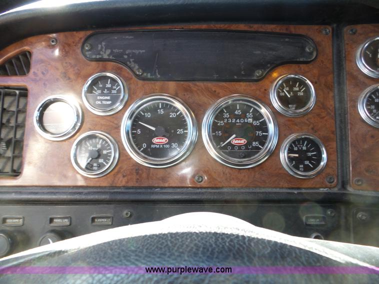 image for item J8881 2005 Peterbilt 379 semi truck