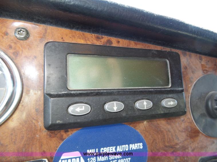 image for item J8881 2005 Peterbilt 379 semi truck