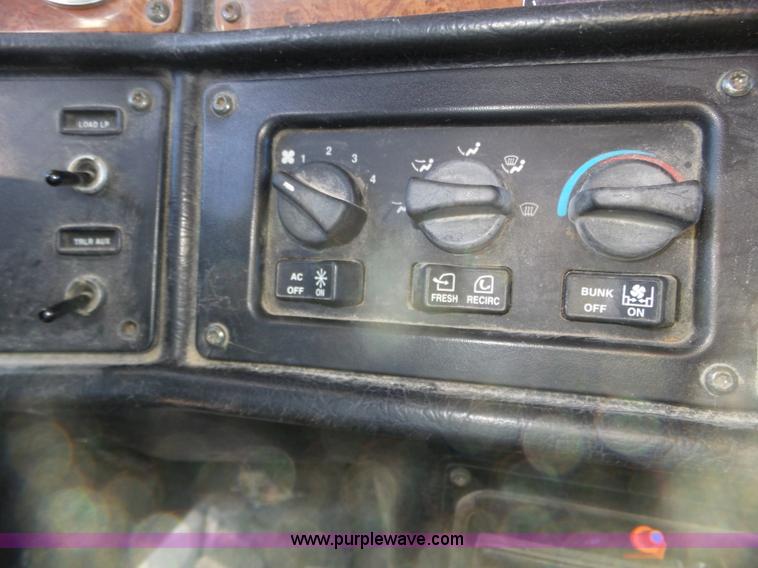 image for item J8881 2005 Peterbilt 379 semi truck