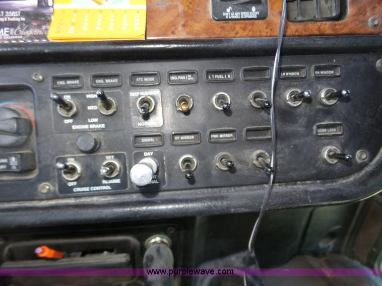 image for item J8881 2005 Peterbilt 379 semi truck