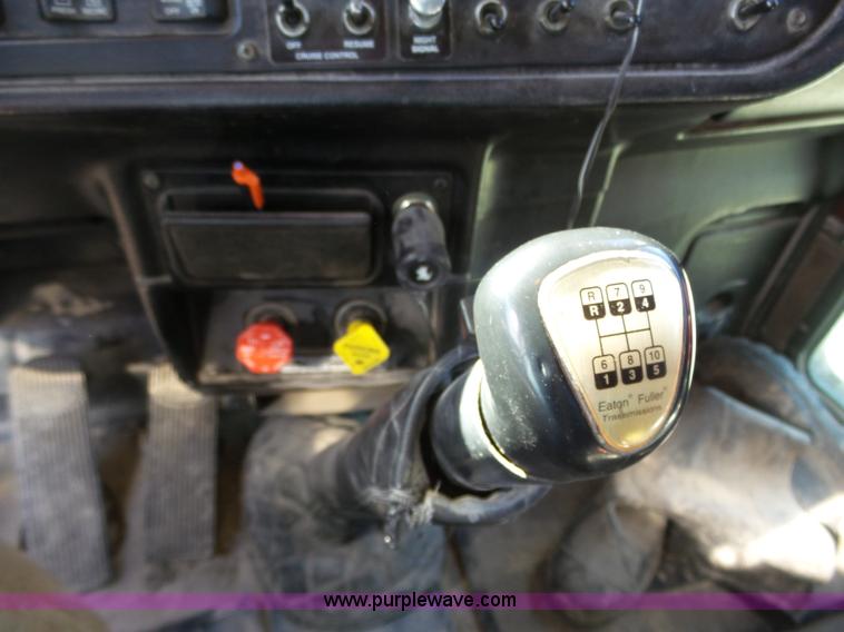 image for item J8881 2005 Peterbilt 379 semi truck