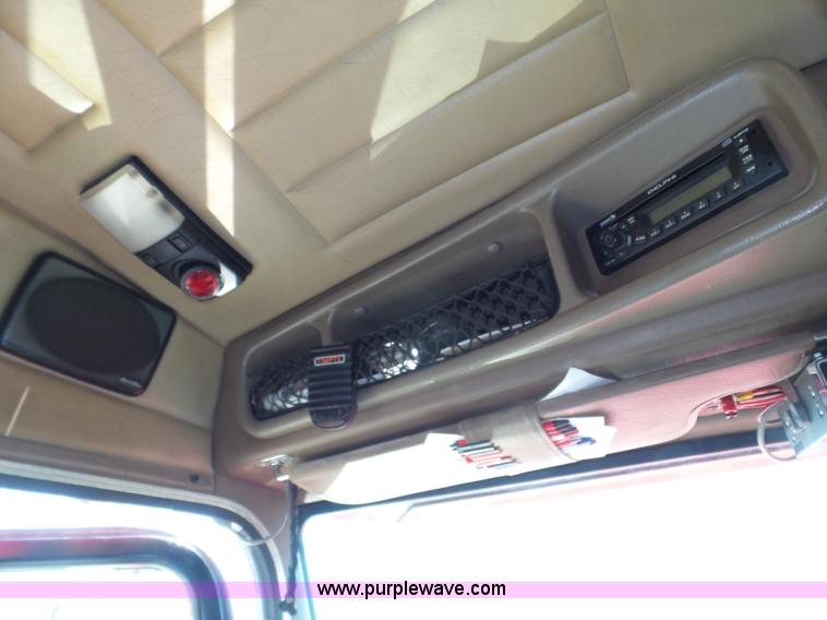 image for item J8881 2005 Peterbilt 379 semi truck