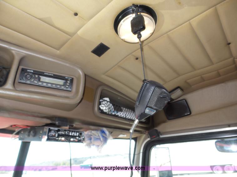 image for item J8881 2005 Peterbilt 379 semi truck