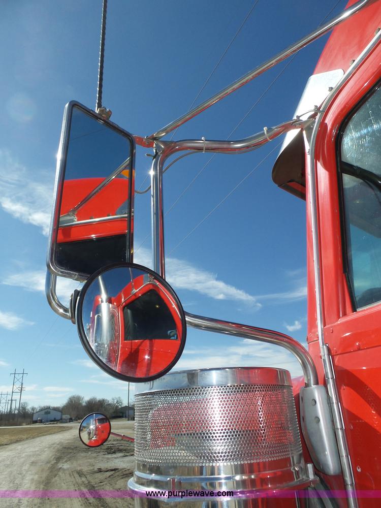 image for item J8881 2005 Peterbilt 379 semi truck