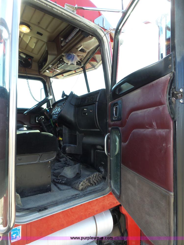 image for item J8881 2005 Peterbilt 379 semi truck