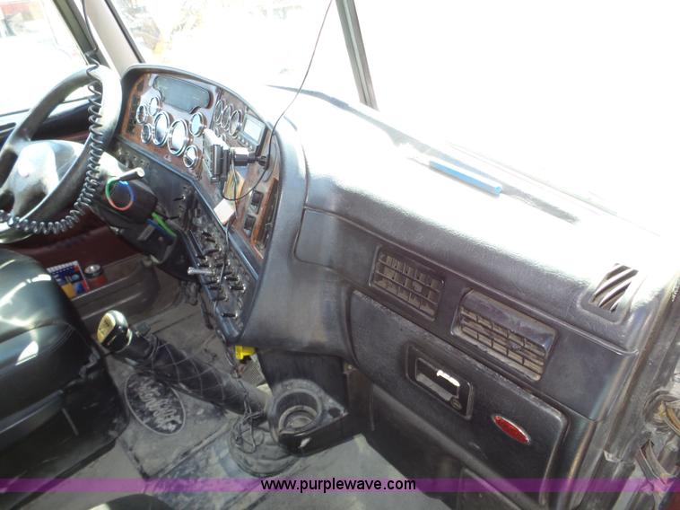 image for item J8881 2005 Peterbilt 379 semi truck