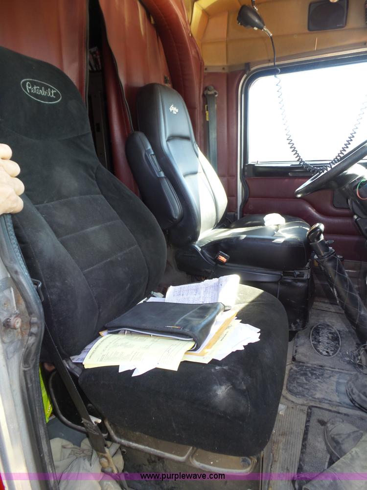 image for item J8881 2005 Peterbilt 379 semi truck