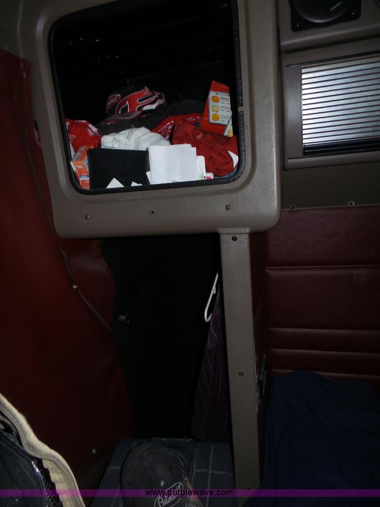 image for item J8881 2005 Peterbilt 379 semi truck