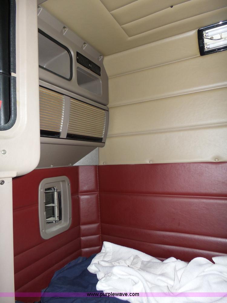 image for item J8881 2005 Peterbilt 379 semi truck