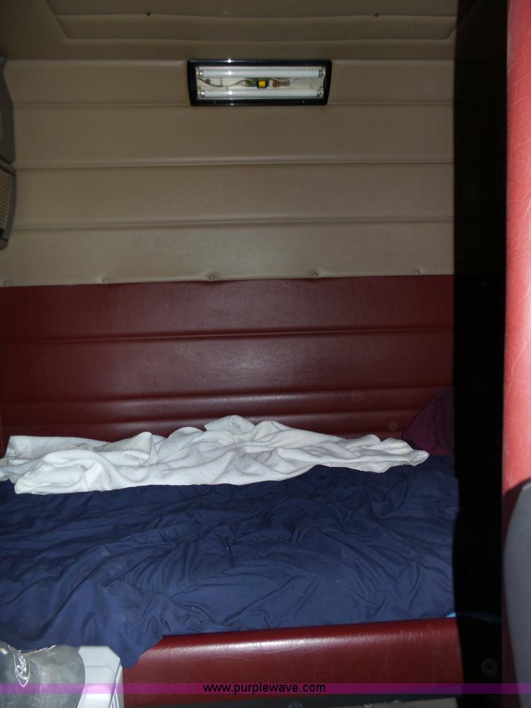 image for item J8881 2005 Peterbilt 379 semi truck