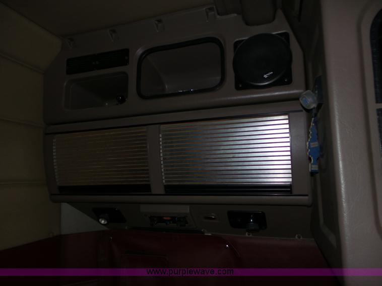 image for item J8881 2005 Peterbilt 379 semi truck