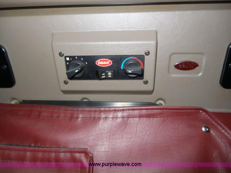 image for item J8881 2005 Peterbilt 379 semi truck