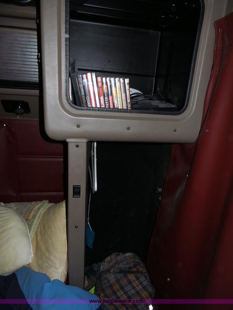 image for item J8881 2005 Peterbilt 379 semi truck