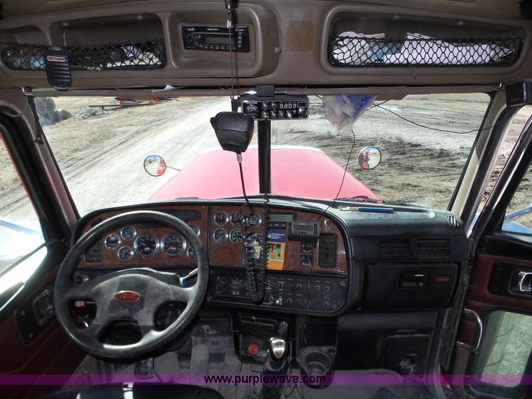 image for item J8881 2005 Peterbilt 379 semi truck