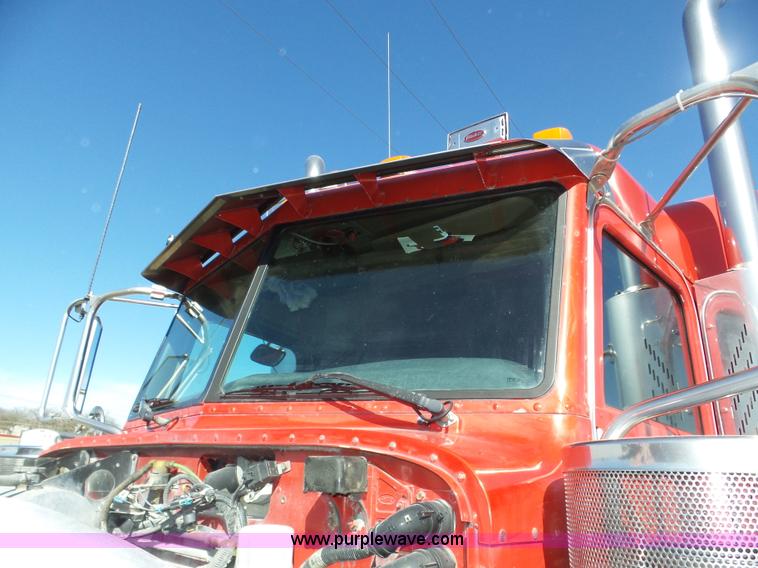 image for item J8881 2005 Peterbilt 379 semi truck
