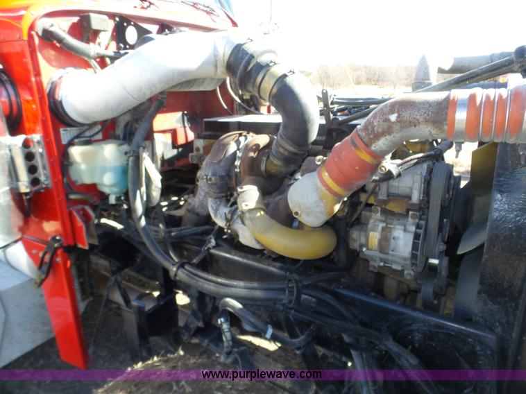 image for item J8881 2005 Peterbilt 379 semi truck