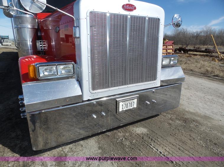 image for item J8881 2005 Peterbilt 379 semi truck
