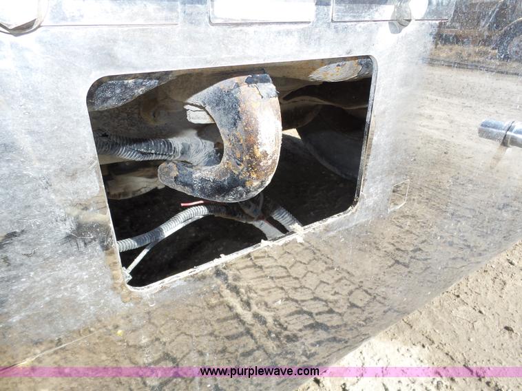 image for item J8881 2005 Peterbilt 379 semi truck