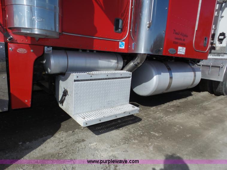 image for item J8881 2005 Peterbilt 379 semi truck