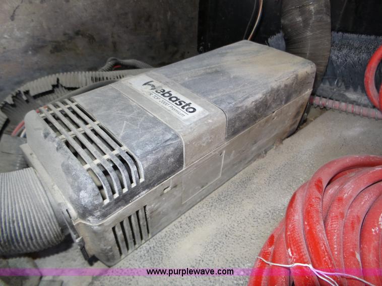 image for item J8881 2005 Peterbilt 379 semi truck