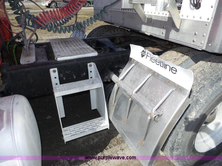 image for item J8881 2005 Peterbilt 379 semi truck