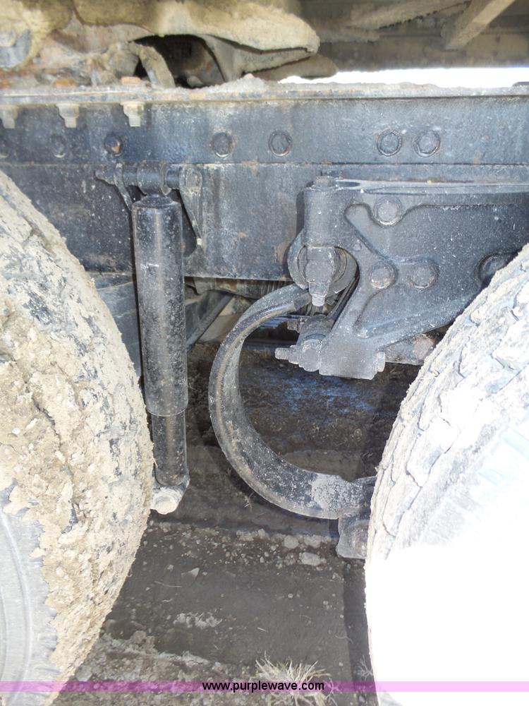 image for item J8881 2005 Peterbilt 379 semi truck