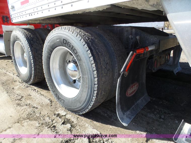 image for item J8881 2005 Peterbilt 379 semi truck