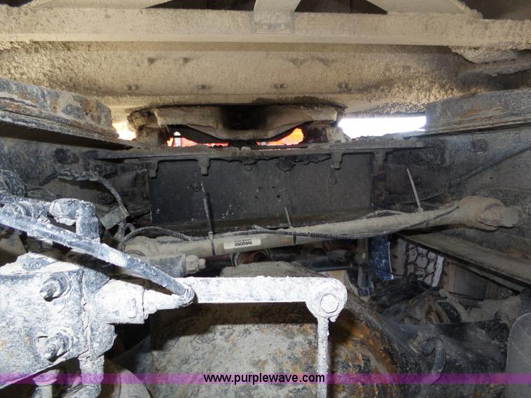 image for item J8881 2005 Peterbilt 379 semi truck