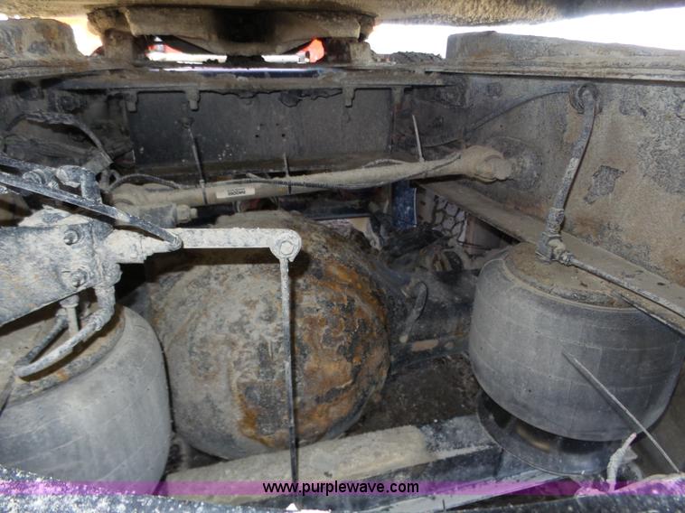 image for item J8881 2005 Peterbilt 379 semi truck