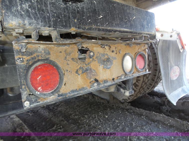 image for item J8881 2005 Peterbilt 379 semi truck