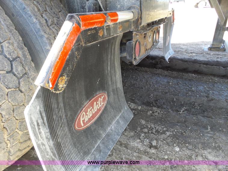 image for item J8881 2005 Peterbilt 379 semi truck