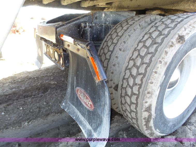 image for item J8881 2005 Peterbilt 379 semi truck